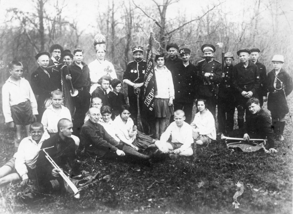 Makarenko und die Theatergruppe der Kolonie F. E. Dserschinski aus dem Jahr 1934. Bildrechte Andriy Tkachenko (Poltava V.G. Korolenko National Pedagogical University, Ukraine)